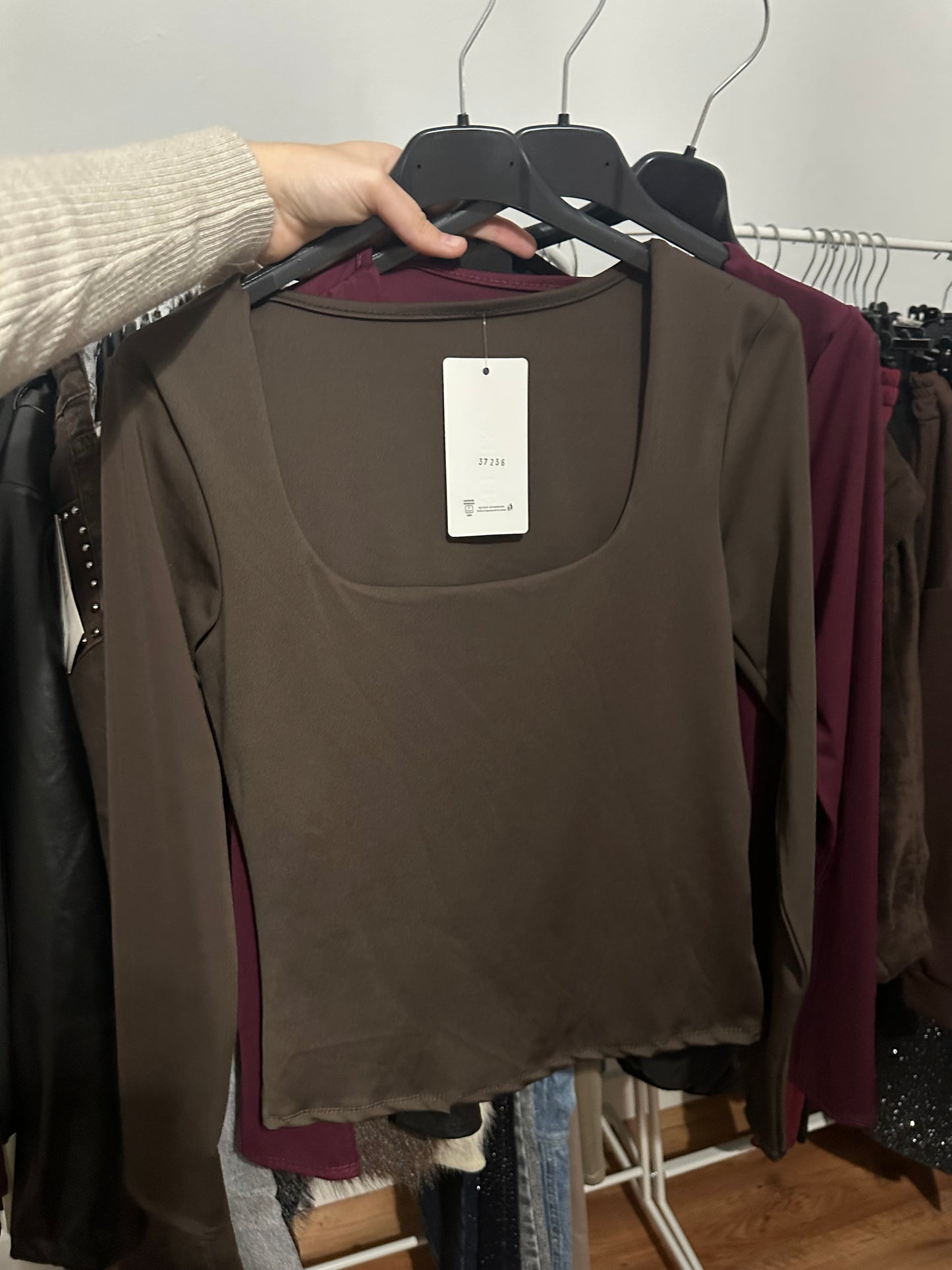 CAMISETA CUELLO CUADRAD